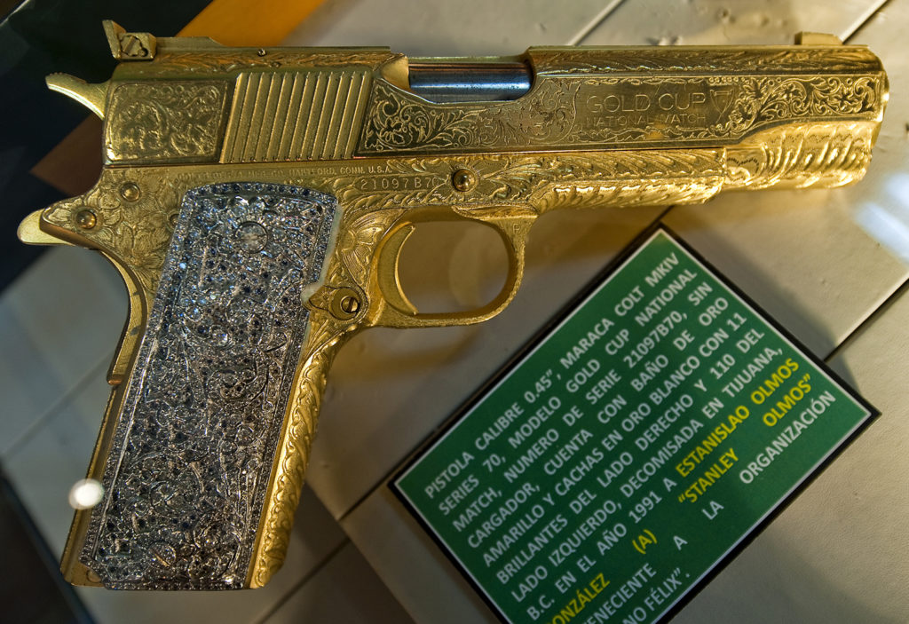 Pistola en Oro y diamantes. PHOTO/Ronaldo Schemidt (Photo credit should read Ronaldo Schemidt/AFP/Getty Images)