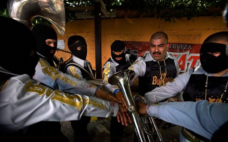 La banda Buknas de Culiacan se prepara para actuar en 2010. La banda interpreta Narco Corridos, un género que se ha vuelto muy popular.
