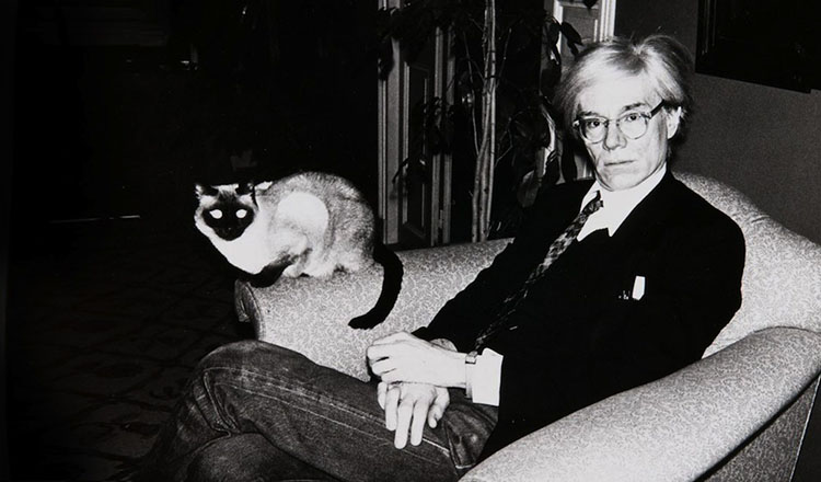 retratos-de-artistas-famosos-con-sus-gatos-03
