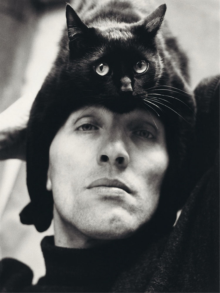 retratos-de-artistas-famosos-con-sus-gatos-07