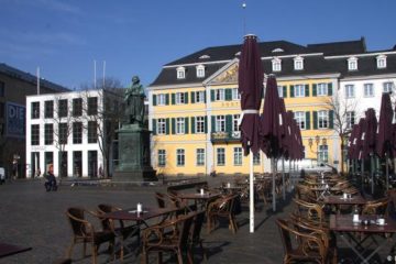 Foto: DW/ En la Münsterplatz de Bonn, las mesas vacías son una imagen rara en esta primavera.