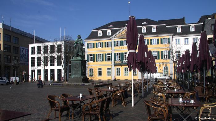 Foto: DW/ En la Münsterplatz de Bonn, las mesas vacías son una imagen rara en esta primavera.