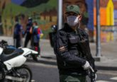 Un miembro de la Guardia Nacional Bolivariana bloquea una Avenida usando una máscara como medida de precaución ante la expansión del nuevo coronavirus, COVID-19, en Caracas, Marzo 17, 2020 - (Foto de Cristian Hernandez / AFP)