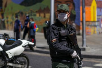 Un miembro de la Guardia Nacional Bolivariana bloquea una Avenida usando una máscara como medida de precaución ante la expansión del nuevo coronavirus, COVID-19, en Caracas, Marzo 17, 2020 - (Foto de Cristian Hernandez / AFP)